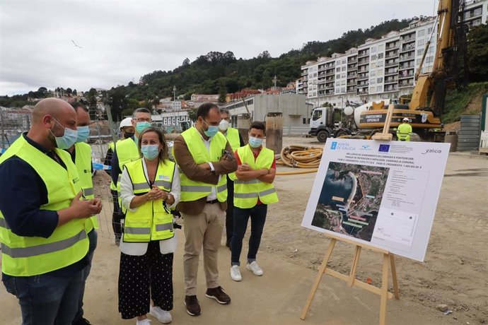 La conselleira de Infraestrutruas e Mobilidade en funciones, Ethel Vázquez, visita unas obras de saneamiento en la ría de Pontedeume