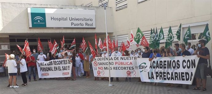 Imagen de la concentración de personal sanitario en el Hospital de Puerto Real (Cádiz), celebrada el jueves 23. 