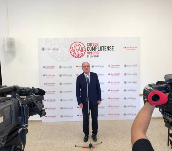 El portavoz del PSOE en la Asamblea de Madrid, Ángel Gabilondo, en los Cursos de Verano UCM