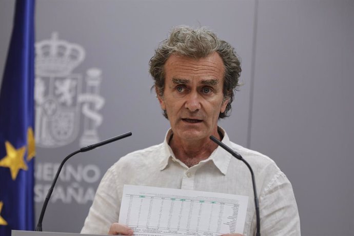 El director del Centro de Coordinación de Alertas y Emergencias Sanitarias (CCAES), Fernando Simón, muestra unos gráficos durante una rueda de prensa para informar de la evolución de la COVID-19, en Madrid (España), a 16 de julio de 2020.