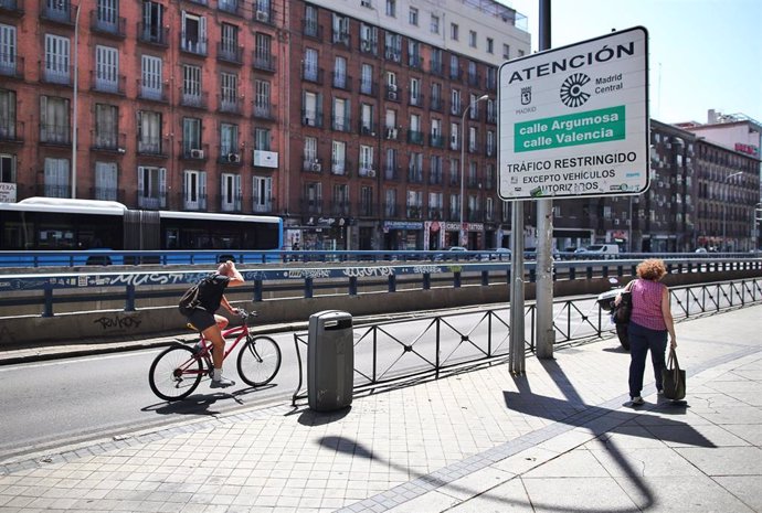 Distintivo de Madrid Central para el tráfico restringido en las calles Argumosa y Valencia, en Madrid (España), a 27 de julio de 2020. 