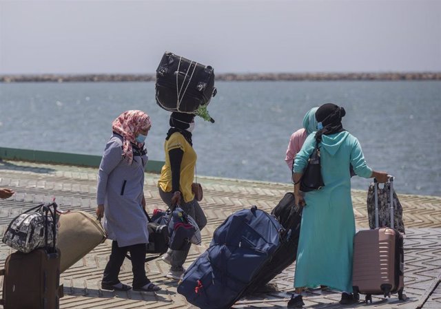 Varias temporeras marroquíes con equipaje, embarcando desde el Muelle Sur del Puerto de Huelva rumbo a Marruecos. En Huelva (Andalucía, España), a 18 de julio de 2020.
