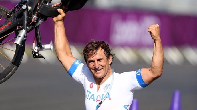 Alex Zanardi celebra uno de sus oros en los Juegos de Rio 2016