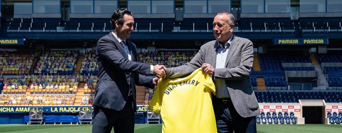 El nuevo entrenador del Villarreal CF, Unai Emery,  con el presidente, Fernando Roig, en el Estadio de La Cerámica