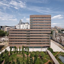 Barcelona entrega las llaves de 68 pisos sociales de una nueva promoción en el Poblenou