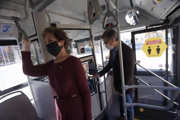 La ministra de Transportes de Chile, Gloria Hutt, y el alcalde de Las Condes, Joaqu n Lav n, en un autobús durante la pandemia de coronavirus