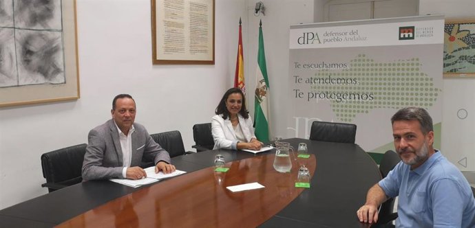 Martínez (izda.) durante la reunión en la Oficina del Defensor del Pueblo Andaluz.