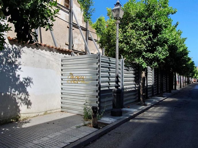 La valla que corta el paso peatonal en parte de la calle San Fernando.