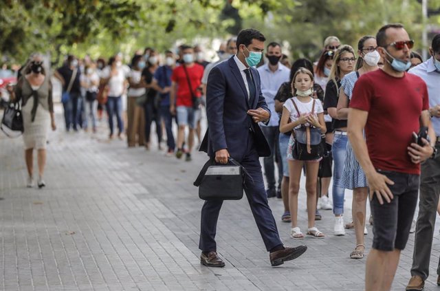 Largas colas de ciudadanos esperan su turno de entrada en los juzgados de la Ciudad de la Justicia de Valencia, colapsada ahora por el parón provocado por la pandemia del coronavirus, en Valencia, Comunidad Valenciana (España), a 3 de julio de 2020.