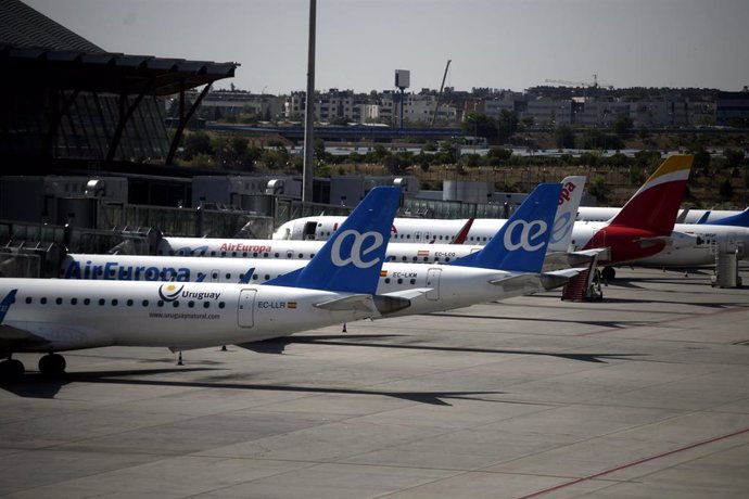 Aviones de varias compañías en la terminal T4 del Aeropuerto de Madrid-Barajas Adolfo Suárez, en Madrid (España), a 27 de julio de 2020.