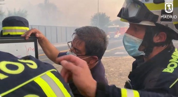 Bomberos del Ayuntamiento de Madrid trabajan en la extinción de un incendio en Villaverde