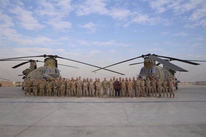 Militares españoles en Taji (Irak) en una visita del JEMAD en febrero