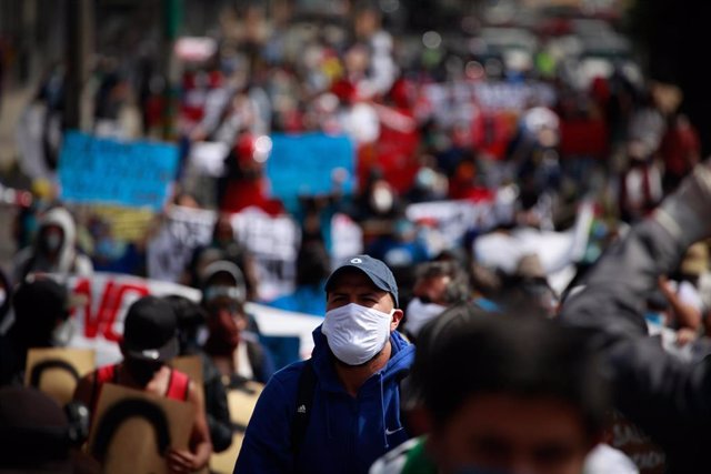 Un hombre con mascarilla en Quito por la pandemia de coronavirus