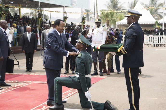 El presidente de Camerún, Paul Biya, condecora a un militar