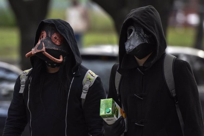 Dos personas con máscaras en Buenos Aires, Argentina, durante la pandemia del coronavirus. 