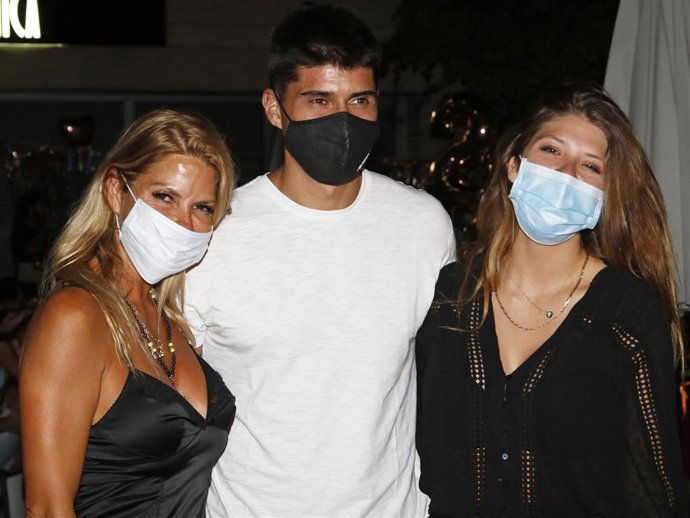 Anita Matamoros posa con su madre, Makoke, y su hermano, Javier Tudela, en la celebración de su 20 cumpleaños