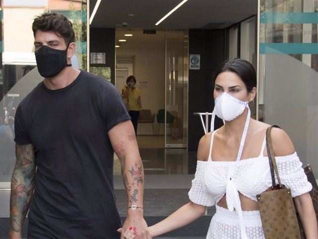 Diego Matamoros y Carla Barber salen de visitar a Kiko Matamoros tras su operación de vesícula
