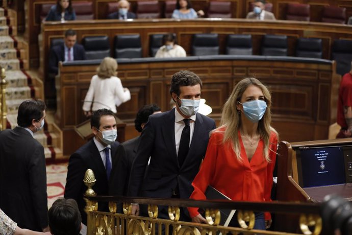 El presidente del Partido Popular, Pablo Casado, y la portavoz, Cayetana Álvarez de Toledo, llegan a la primera sesión de control al Gobierno en el Congreso de los Diputados tras el estado de alarma, en Madrid (España), a 24 de junio de 2020. El Congres