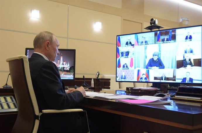 El presidente de Rusia, Vladimir Putin, en una videoconferencia con altos cargos en relación a la pandemia del coronavirus
