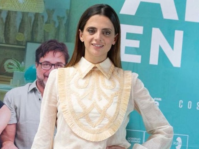 Macarena Gómez presenta 'Amor en polvo' con un diseño de Teresa Helbig.