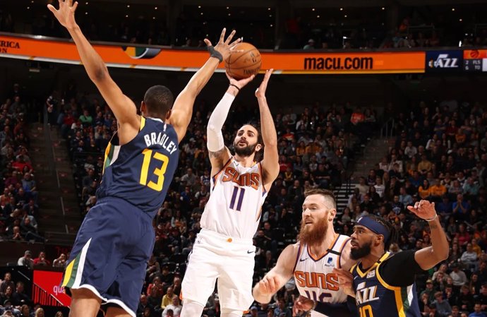 Ricky Rubio lanza durante el Jazz - Suns de la temporada 2019-2020 de la NBA