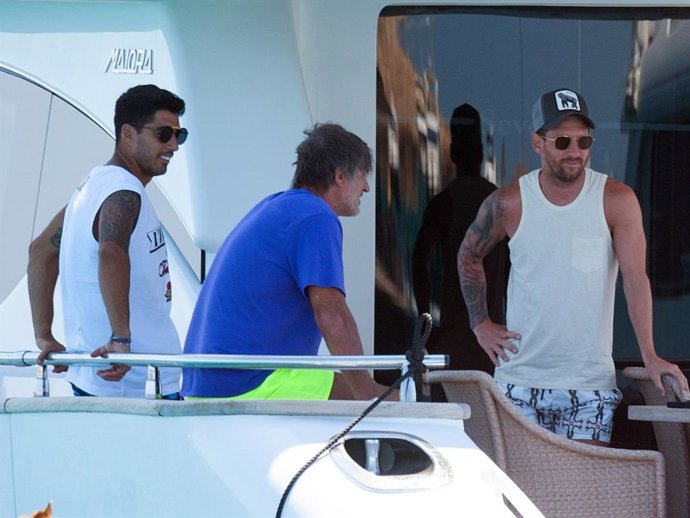 Leo Messi y Luis Suárez ponen fin a sus vacaciones en Ibiza, donde han estado con sus respectivas familia.