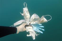 Greenpeace alerta del uso de 129 mil millones de mascarillas y 65 mil millones de guantes al mes y pide reutilizables