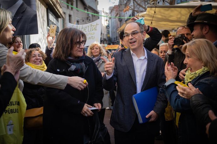 El exconseller Jordi Turull, acompañado de su mujer Blanca Bragulat (a su derecha), saluda a los vecinos del municipio barcelonés de Terrassa donde comenzará hoy a trabajar en un despacho de abogados tras su salida de la prisión de Lledoners (Barcelona)