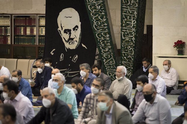 Fieles con mascarilla en una mezquita de Teherán