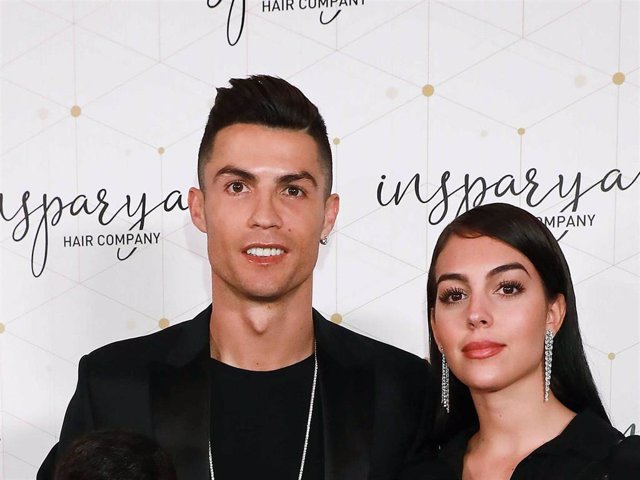 Crsitiano Ronaldo y Giorgina Rodríguez posan junto a sus cuatro hijos en el nuevo yate que ha comprado el futbolista portugués.