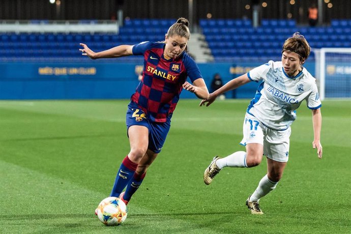 Lieke Martens conduce el balón perseguida por Maya Yamamoto en el FC Barcelona-Deportivo de la Copa de la Reina 2019-2020