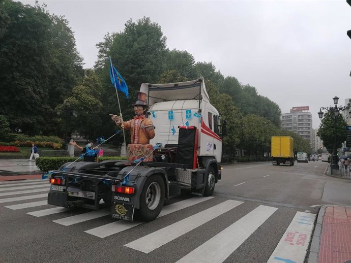 Los feriantes se movilizan en Oviedo para exigir ayudas que compensen las pérdidas por la pandemia.