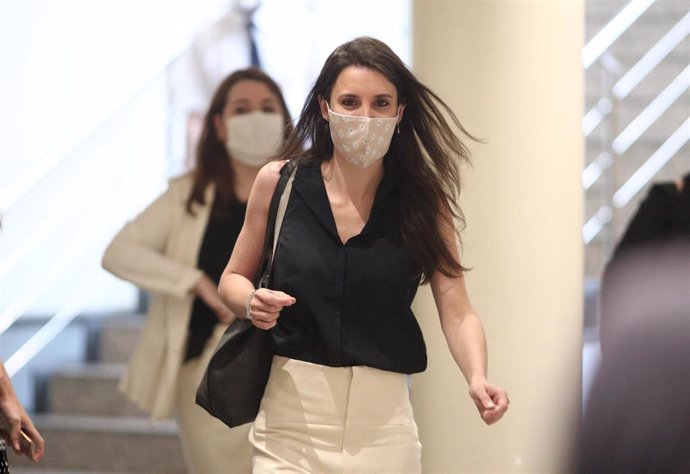 La ministra de Igualdad, Irene Montero, protegida con mascarilla a su llegada a la comparecencia en Comisión de su departamento, en Madrid (España), a 25 de junio de 2020.