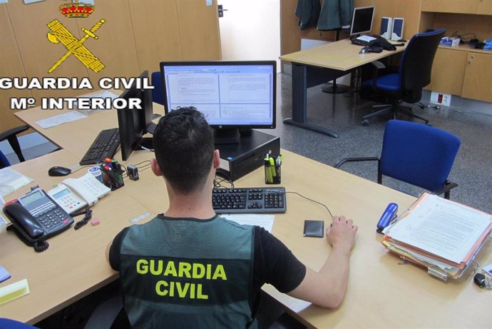 Un guardia civil en tareas de investigación