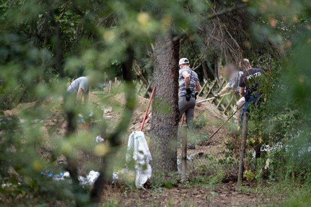 28 July 2020, Lower Saxony, Seelze: police officers search an area inside a garden as part of an investigation plan to find any clues about the disappearance of the British girl Madeleine McCann on 3 May 2007. Photo: Peter Steffen/dpa.