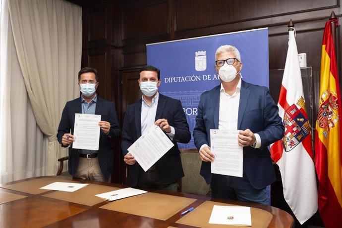 El presidente de la Diputación de Almería firma acuerdos con los responsables de los consorcios de residuos