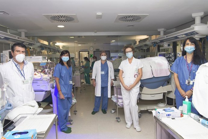 Equipo de profesionales de cirugía pediátrica y neonatología