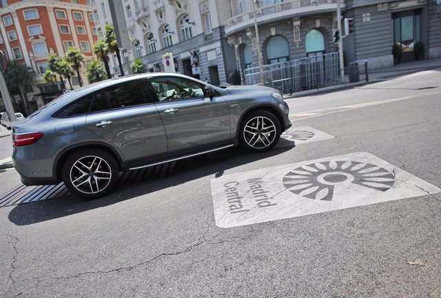 Un coche sobre el distintivo de Madrid Central en Madrid (España), a 27 de julio de 2020.
