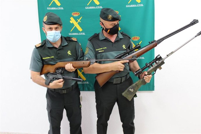 Agentes con las armas intervenidas