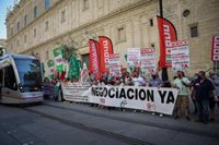 Unos 100 sanitarios convocados por CCOO, CSIF y UGT piden ampliar el acceso a carrera profesional, pendiente desde 2006