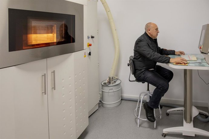 Imagen de un operario de Seat imprimiendo una pieza en 3D.