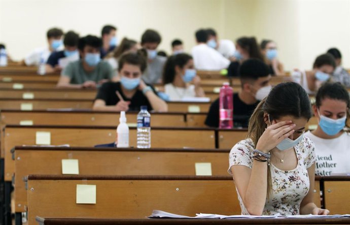 Estudiants durant la selectivitat (Arxiu)