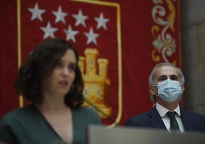 La presidenta de la Comunidad de Madrid, Isabel Díaz Ayuso, junto al consejero de Sanidad, Enrique Ruiz Escudero, durante la presentación de la estrategia de continuidad del Covid-19,, en la Casa de Correos, Madrid (España), a 28 de julio de 2020.