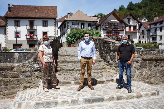 La alcaldesa de Ochagavía, M Carmen Recalde, y el teniente de alcalde, Mikel Aoiz Iriarte, acompañan al director general de Administración Local y Despoblación