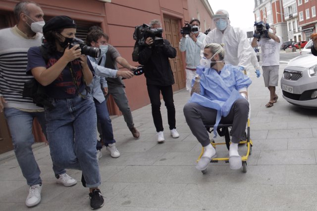 Chico Flores llega en silla de ruedas al Hotel NH Collection Finisterre en A Coruña tras salir del hospital