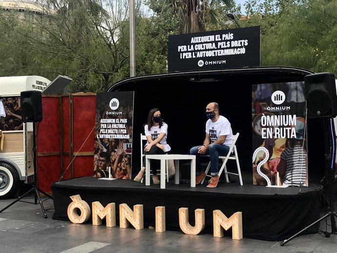 Els vicepresidents d'mnium Cultural, Marcel Mauri i Marina Llansana, aquest dilluns en roda de premsa per presentar la campanya 'mnium en ruta' que recorrer 40 municipis catalans fins el 10 de setembre.
