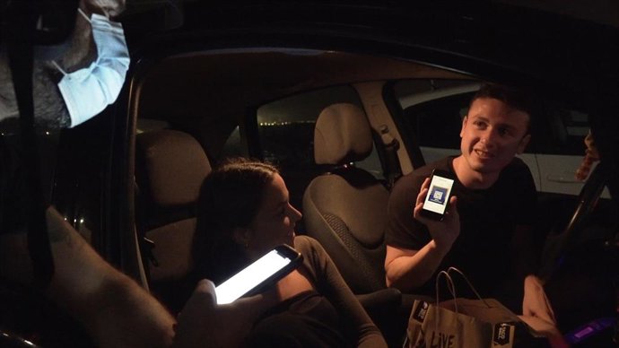 Asistentes al autocine de Bahía Sur utilizan el servicio delivery.