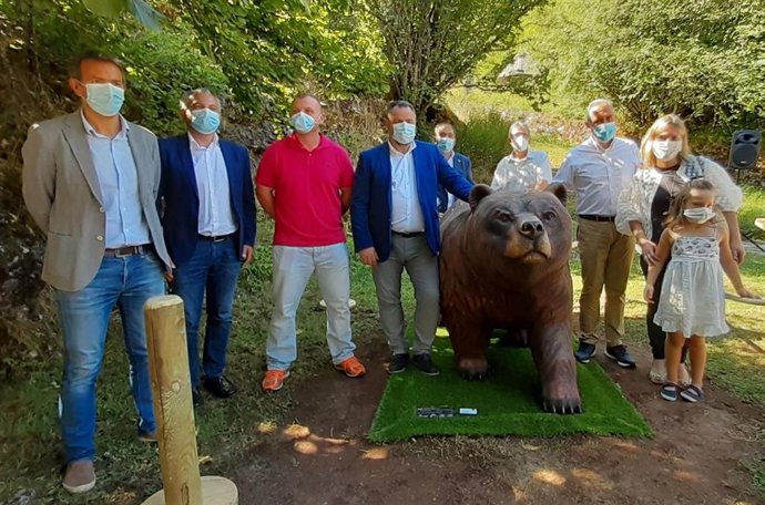 El presidente de la Diputación de León, Eduardo Morán, ha recibido en la Cueva de Valporquero la donación, por parte de la empresa RMD, de la figura a tamaño natural de un oso pardo fabricado con 179 neumáticos reciclados.