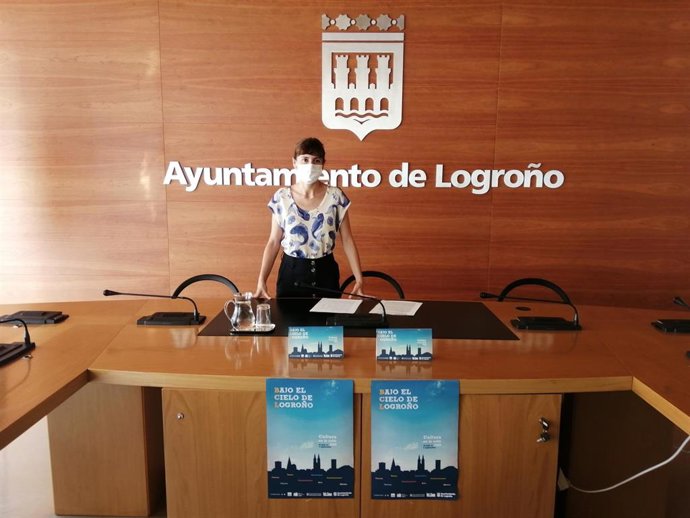 La concejala de Cultura, Carmen Urquía, presenta el programa cultural de verano 'Bajo el cielo de Logroño'.