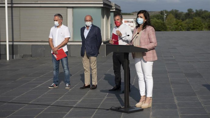 La presidenta del Gobierno riojano, Concha Andreu, junto al resto de integrantes de diálogo social